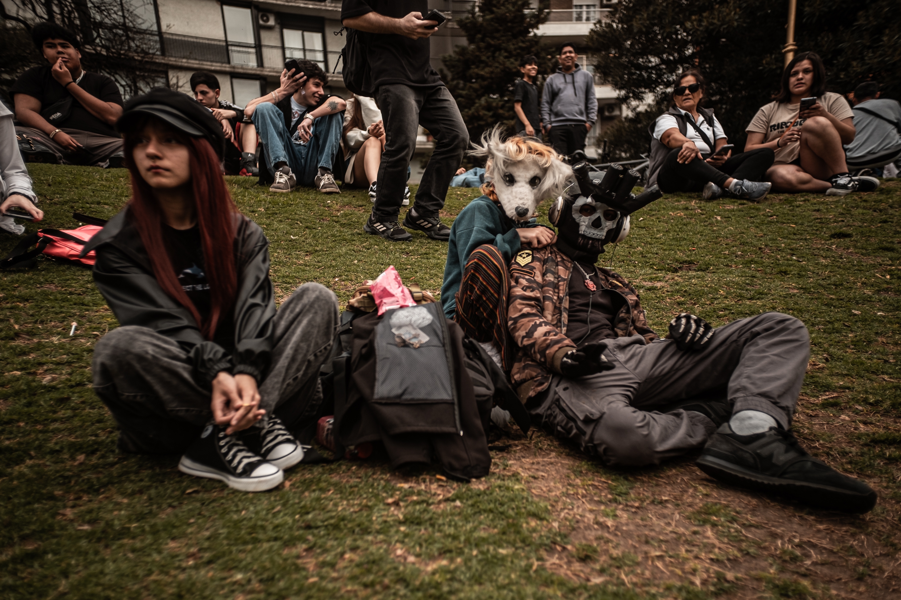 Jóvenes descansan en las Barrancas de Belgrano mientras siguen las batallas de farmear aura. DANIELLA FERNÁNDEZ Jóvenes descansan en las Barrancas de Belgrano mientras siguen las batallas de farmear aura. DANIELLA FERNÁNDEZ