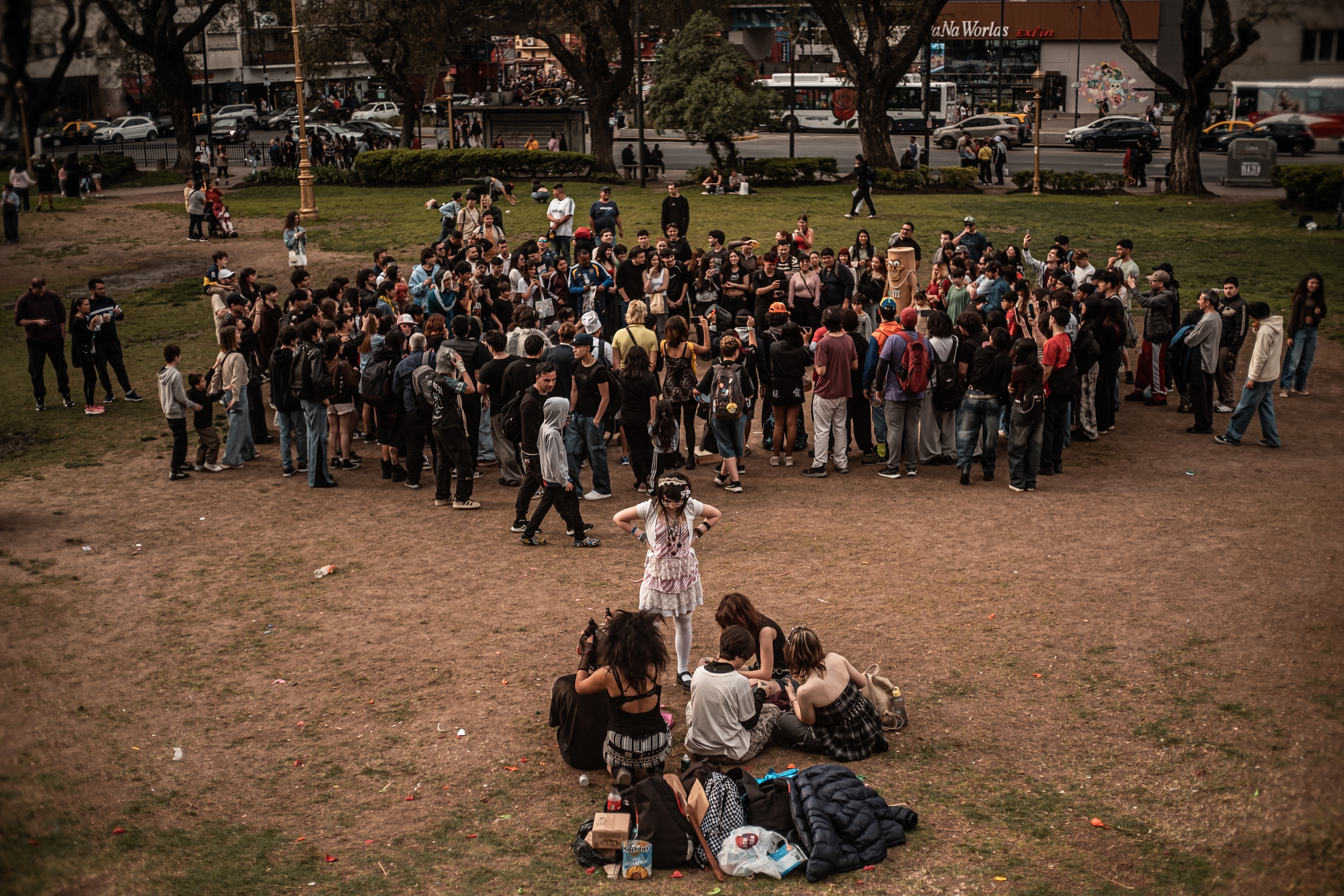 Decenas de personas rodean el espacio donde se disputan las batallas de aura en Belgrano. DF Decenas de personas rodean el espacio donde se disputan las batallas de aura en Belgrano. DF