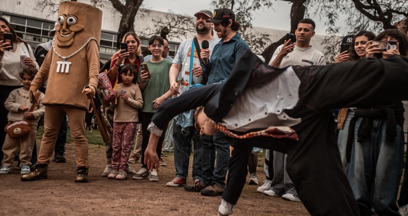 Gaspi recurre al breaking dance durante una de las batallas de farmear aura en las Barrancas de Belgrano. DANIELLA FERNÁNDEZ Gaspi recurre al breaking dance durante una de las batallas de farmear aura en las Barrancas de Belgrano. DANIELLA FERNÁNDEZ