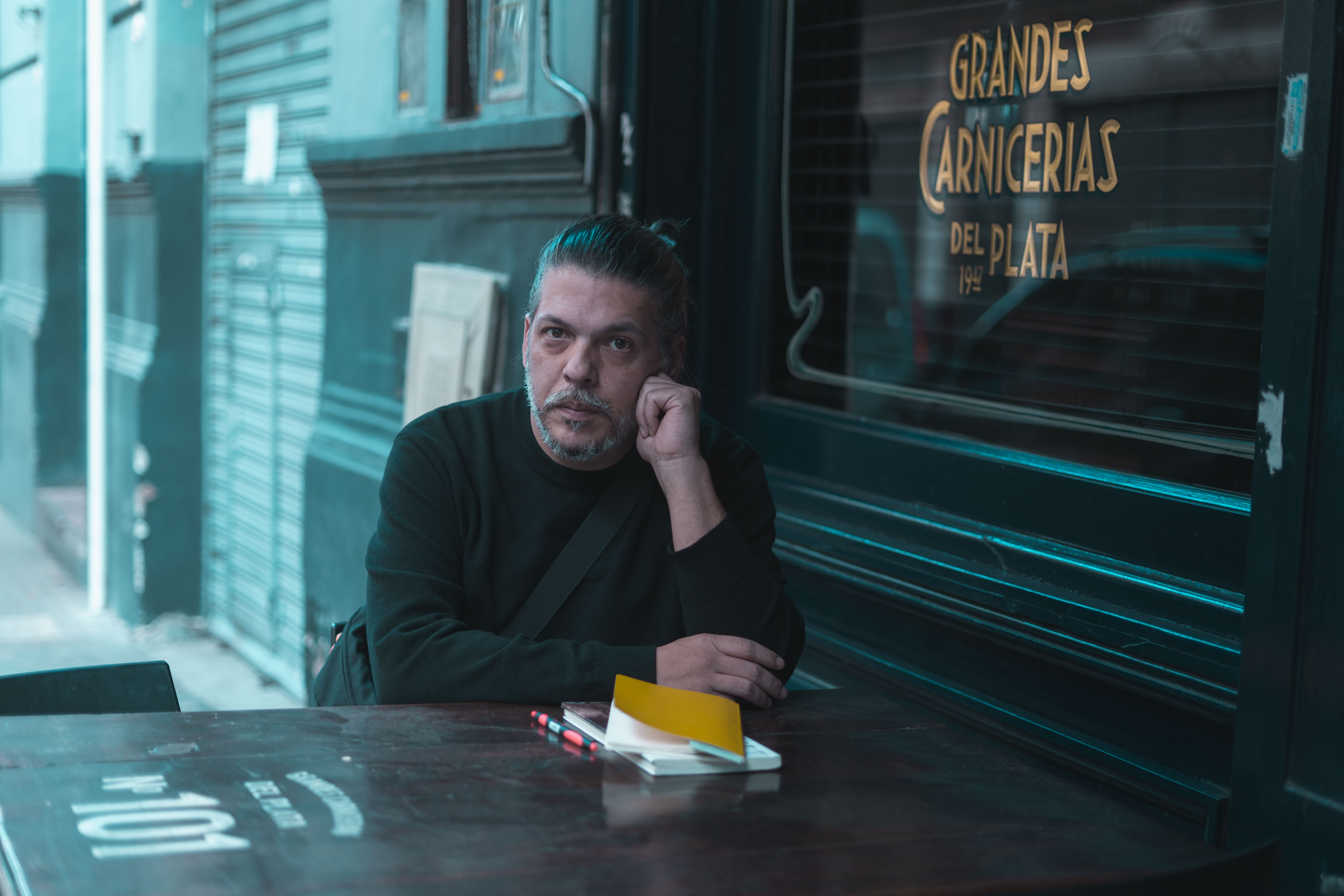 El escritor argentino Juan Mattio regresa a la novela con 'La nación de los sueños diurnos' (Caja Negra, 2026). JULIETA BUGACOFF