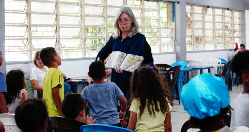Una sesión de lectura con niños alojados en el campamento temporal del Liceo Alejo Fortique, en Caracas. DTP Una sesión de lectura con niños alojados en el campamento temporal del Liceo Alejo Fortique, en Caracas. DTP