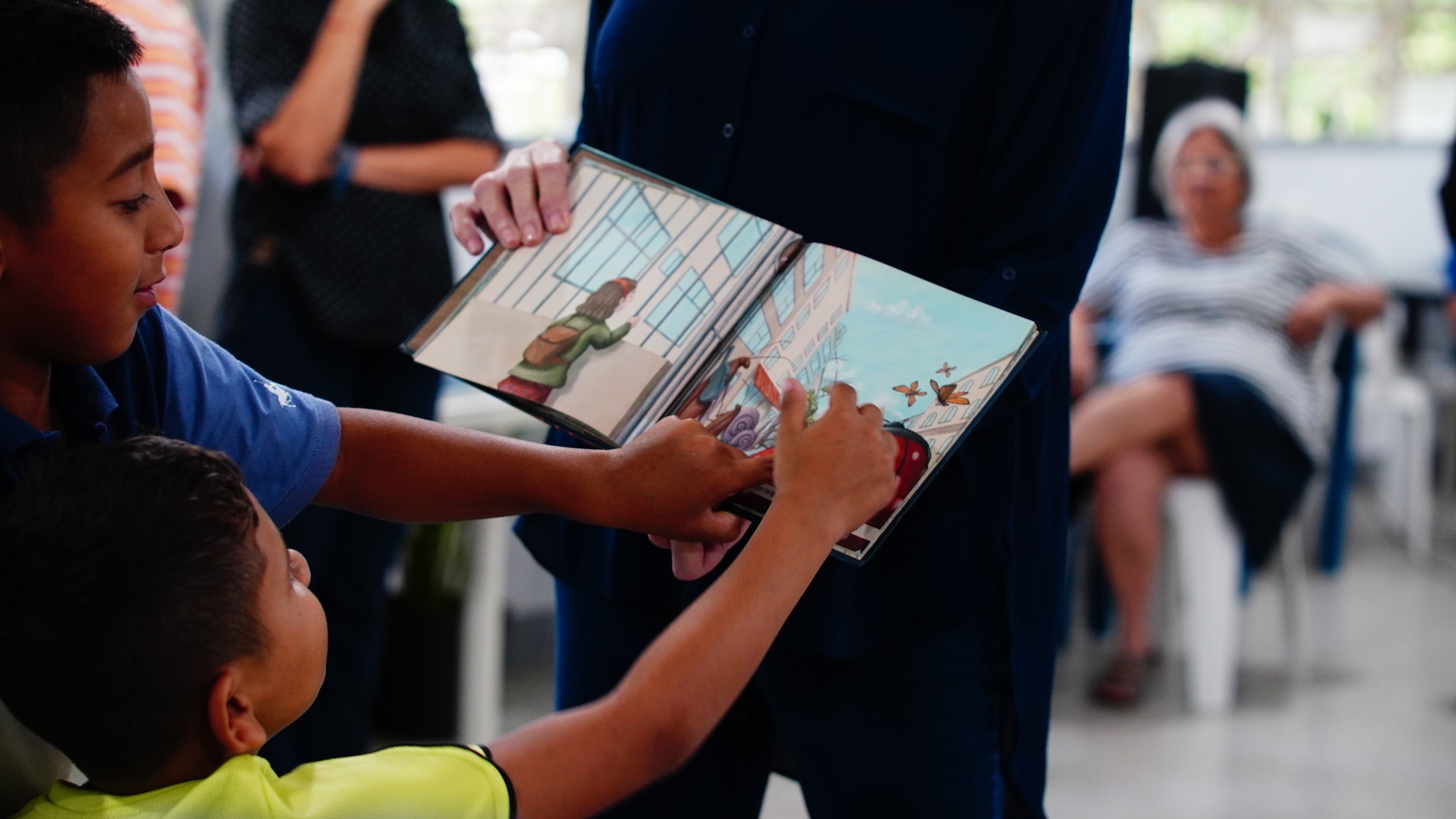 Dos niños participan en una sesión de biblioterapia del Banco del Libro con familias afectadas por el terremoto, en un refugio temporal de Caracas. DIEGO TORRES PANTIN
