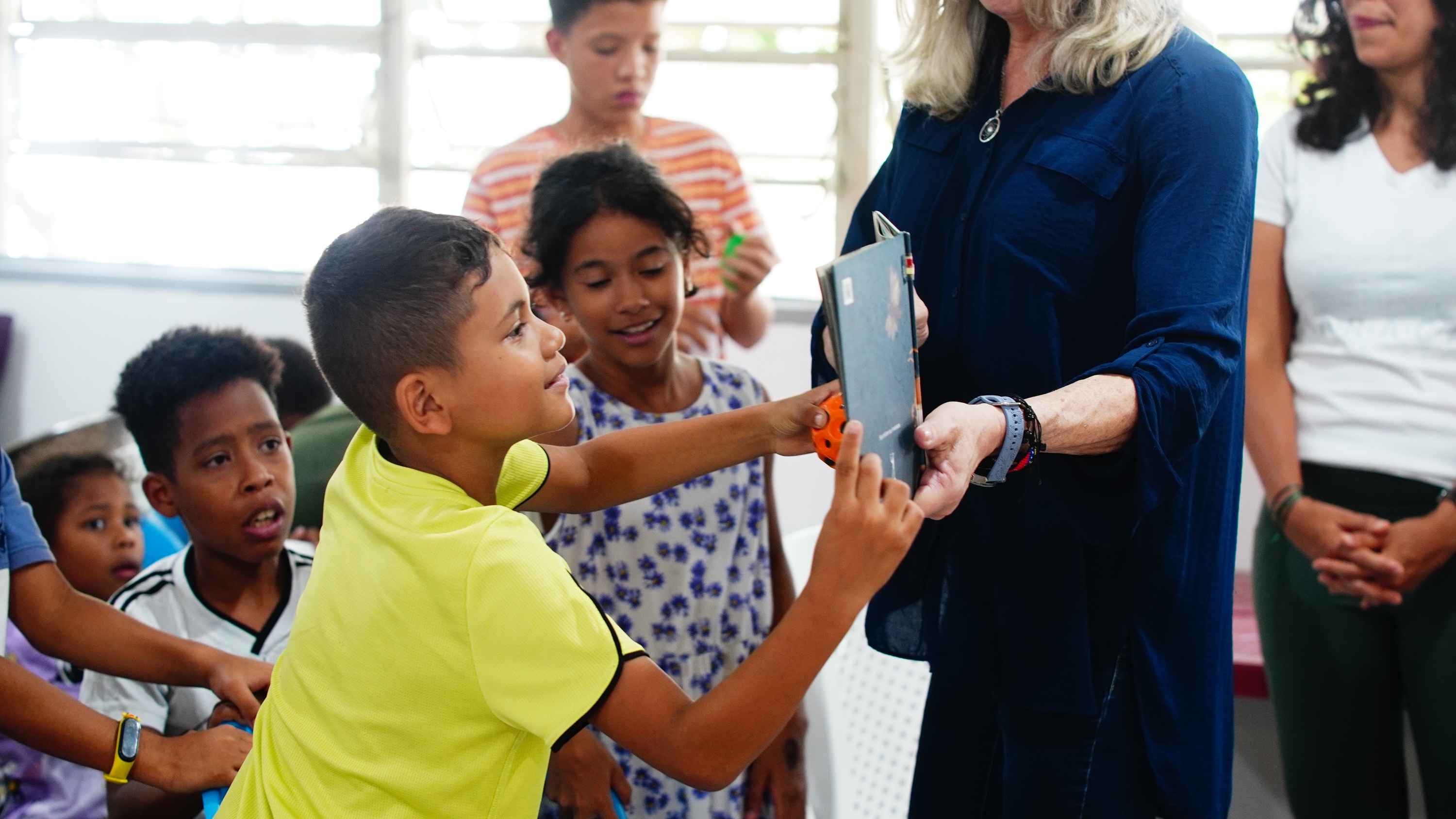 Uno de los niños participa en una de las lecturas junto a María Alejandra Bello Uztáriz, voluntaria del proyecto. DTP