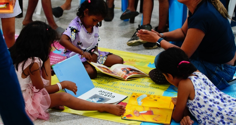 Los niños se dividen en pequeños grupos para compartir las lecturas con los mediadores del Banco del Libro. DTP Los niños se dividen en pequeños grupos para compartir las lecturas con los mediadores del Banco del Libro. DTP