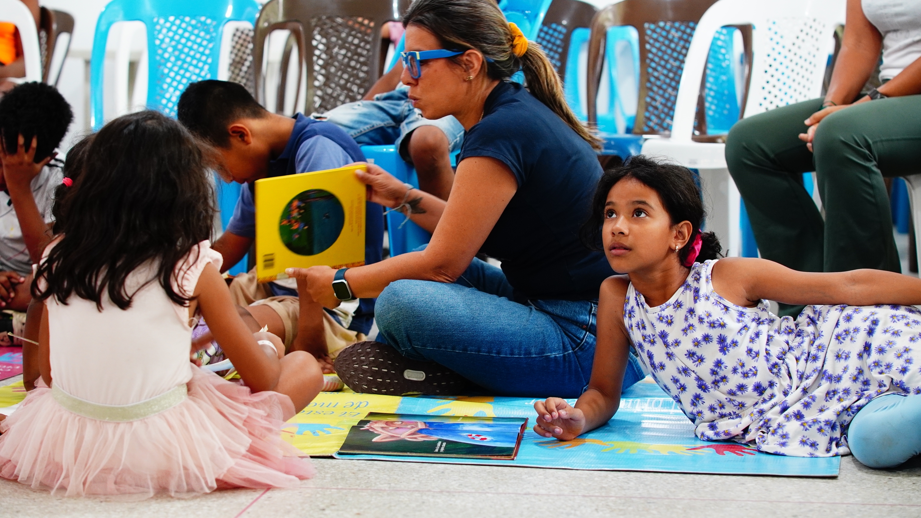 Los niños comparten cuentos y lecturas durante una sesión de biblioterapia. DTP