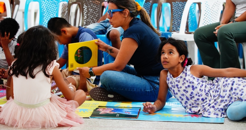 Los niños comparten cuentos y lecturas durante una sesión de biblioterapia. DTP Los niños comparten cuentos y lecturas durante una sesión de biblioterapia. DTP