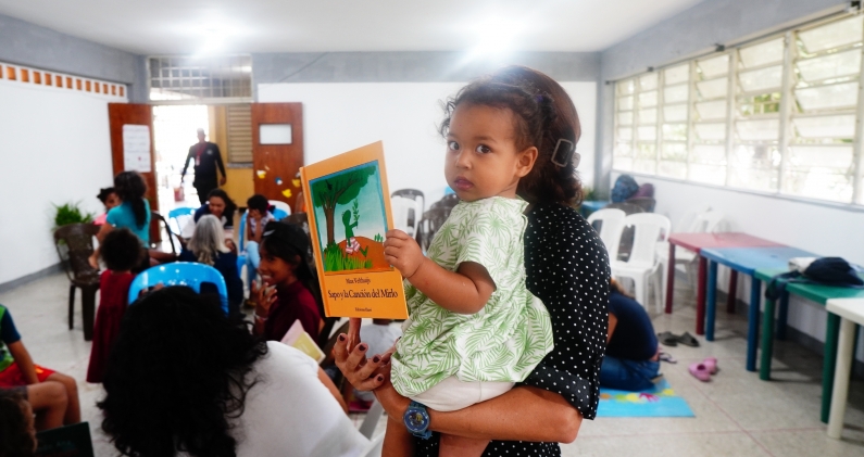 Una niña sostiene uno de los cuentos utilizados en la sesión de 'Leer para vivir'. DTP Una niña sostiene uno de los cuentos utilizados en la sesión de 'Leer para vivir'. DTP