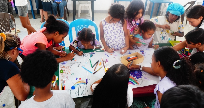 Los niños participan en un dibujo colectivo inspirado en las historias que han escuchado. DTP Los niños participan en un dibujo colectivo inspirado en las historias que han escuchado. DTP