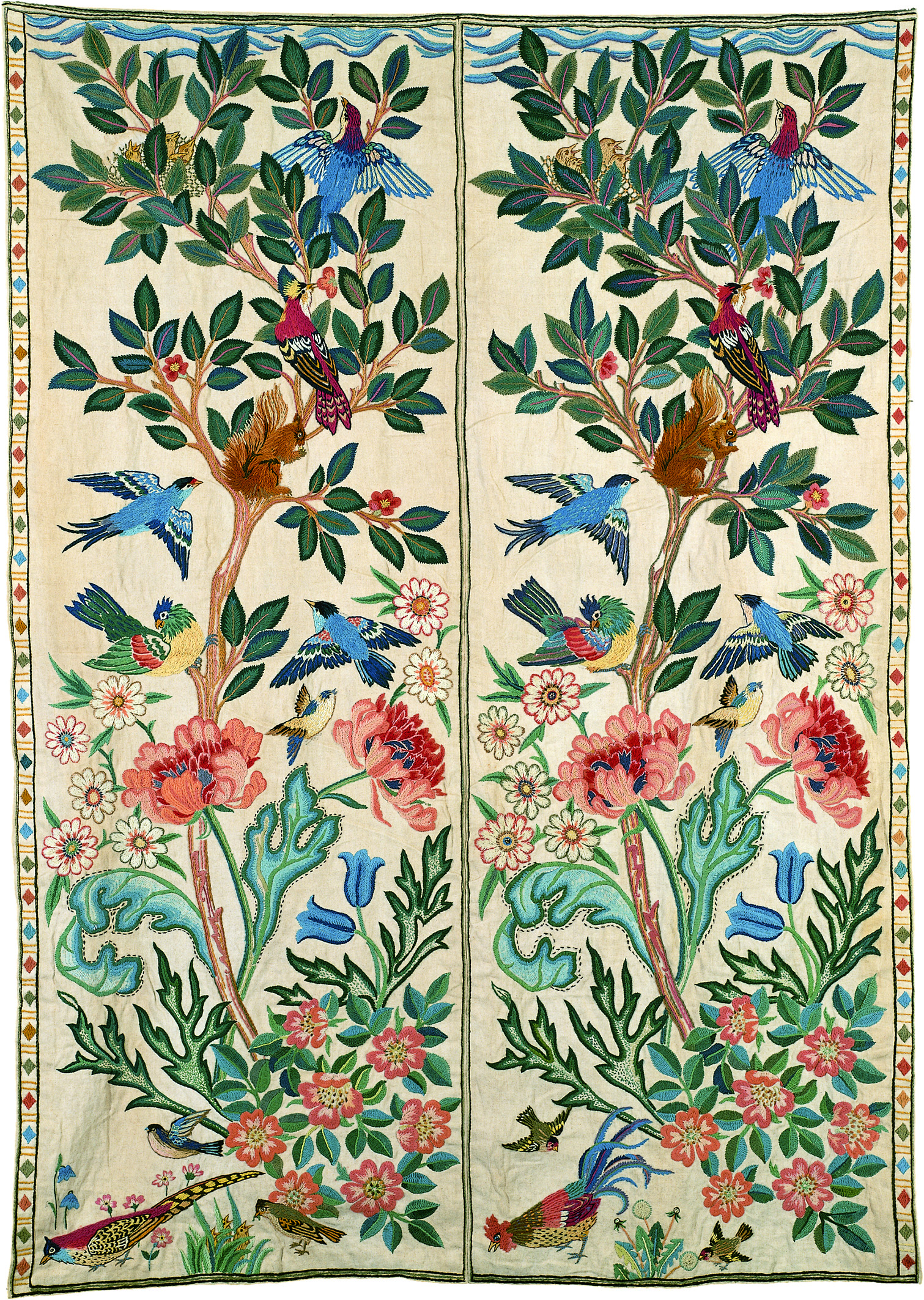 'Colgaduras de cama' (antes de 1917), diseño y bordado de May Morris y bordado de Mary Newill. CRANBROOK ART MUSEUMR. H. HENSLEIGH 'Colgaduras de cama' (antes de 1917), diseño y bordado de May Morris y bordado de Mary Newill. CRANBROOK ART MUSEUMR. H. HENSLEIGH