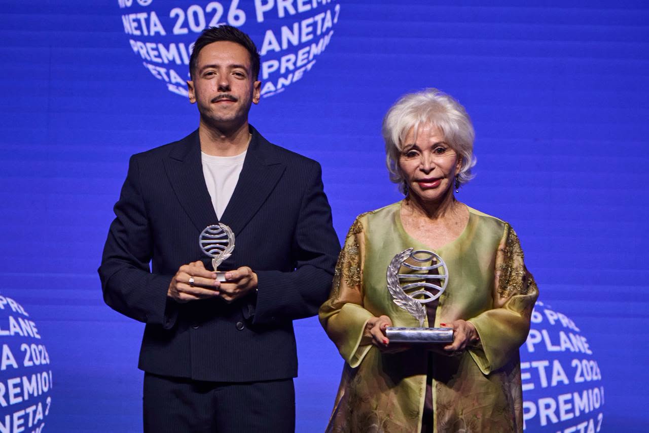 Isabel Allende, ganadora del Premio Planeta 2026, junto al finalista Sergio Hernández Carrasco tras la entrega del galardón. PLANETA