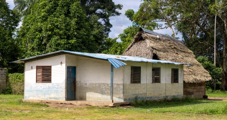 Una vivienda híbrida en la comunidad Jivi (Guajibo) de Márano, a orillas del río Orinoco. RICARDO AVELLA Una vivienda híbrida en la comunidad Jivi (Guajibo) de Márano, a orillas del río Orinoco. RICARDO AVELLA