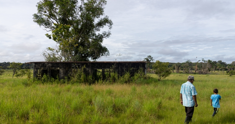 Una escuela abandonada en la comunidad de Guachapana. RICARDO AVELLA Una escuela abandonada en la comunidad de Guachapana. RICARDO AVELLA