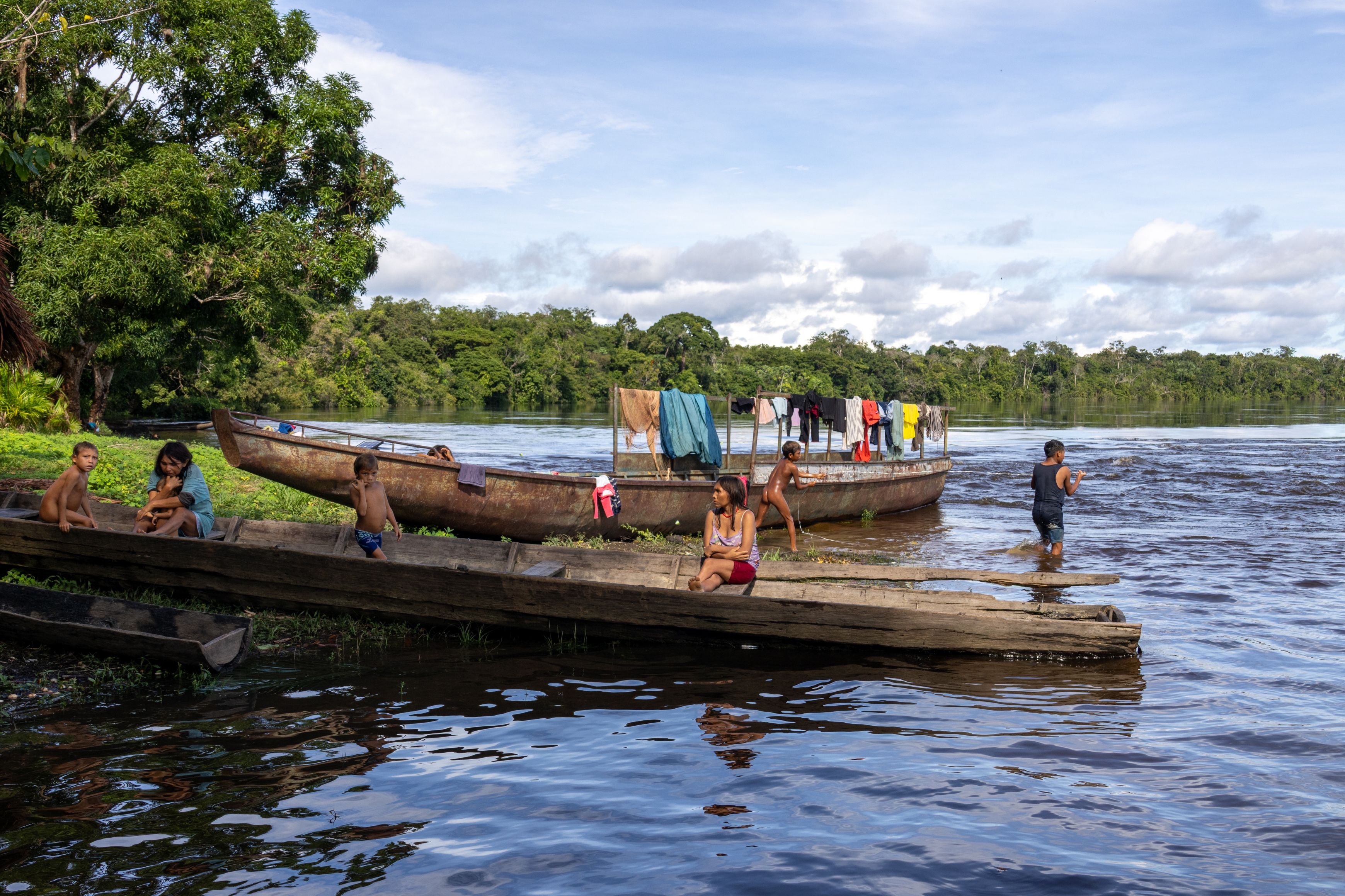 Ribera del río Orinoco, utilizada para el amarre de embarcaciones en la comunidad Yanomami de Cejal, cerca de la bifurcación del brazo Casiquiare. RICARDO AVELLA