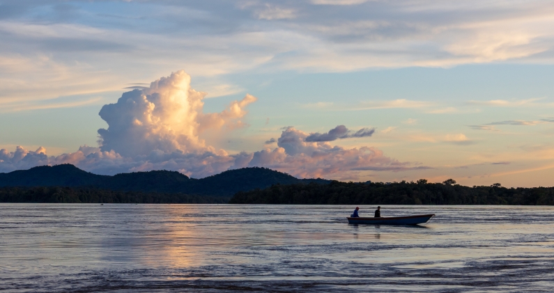 Atardecer en el río Orinoco. RICARDO AVELLA Atardecer en el río Orinoco. RICARDO AVELLA