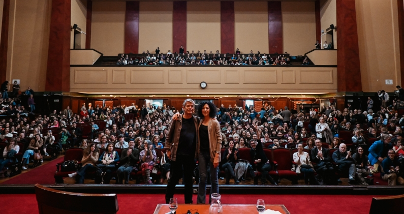 Emmanuel Carrère, ante un auditorio abarrotado en la Facultad de Derecho de la Universidad de Buenos Aires. CORTESÍA Emmanuel Carrère, ante un auditorio abarrotado en la Facultad de Derecho de la Universidad de Buenos Aires. CORTESÍA