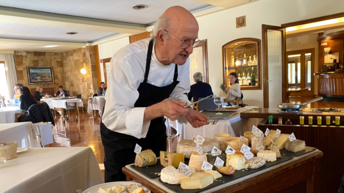 Jaume Subirós prepara un 'assiette de fromage' en la sala del Motel Empordà, en Figueres. LLUÍS REY / HULE Y MANTEL
