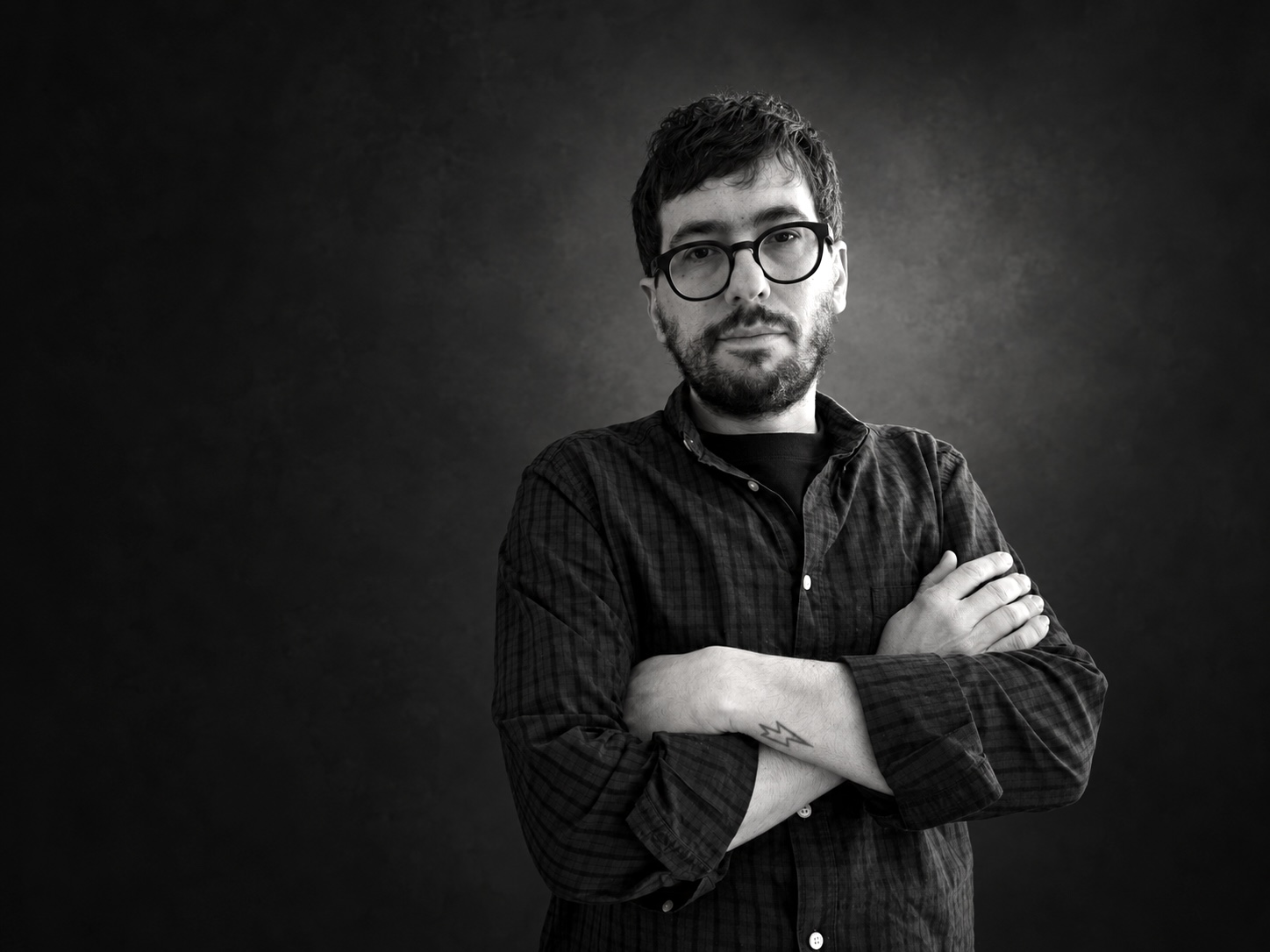 Javier Sinay, periodista y escritor argentino, acaba de publicar 'El secreto de los sobrevivientes', un libro en el que reconstruye la tragedia del Chapecoense. CORTESÍA