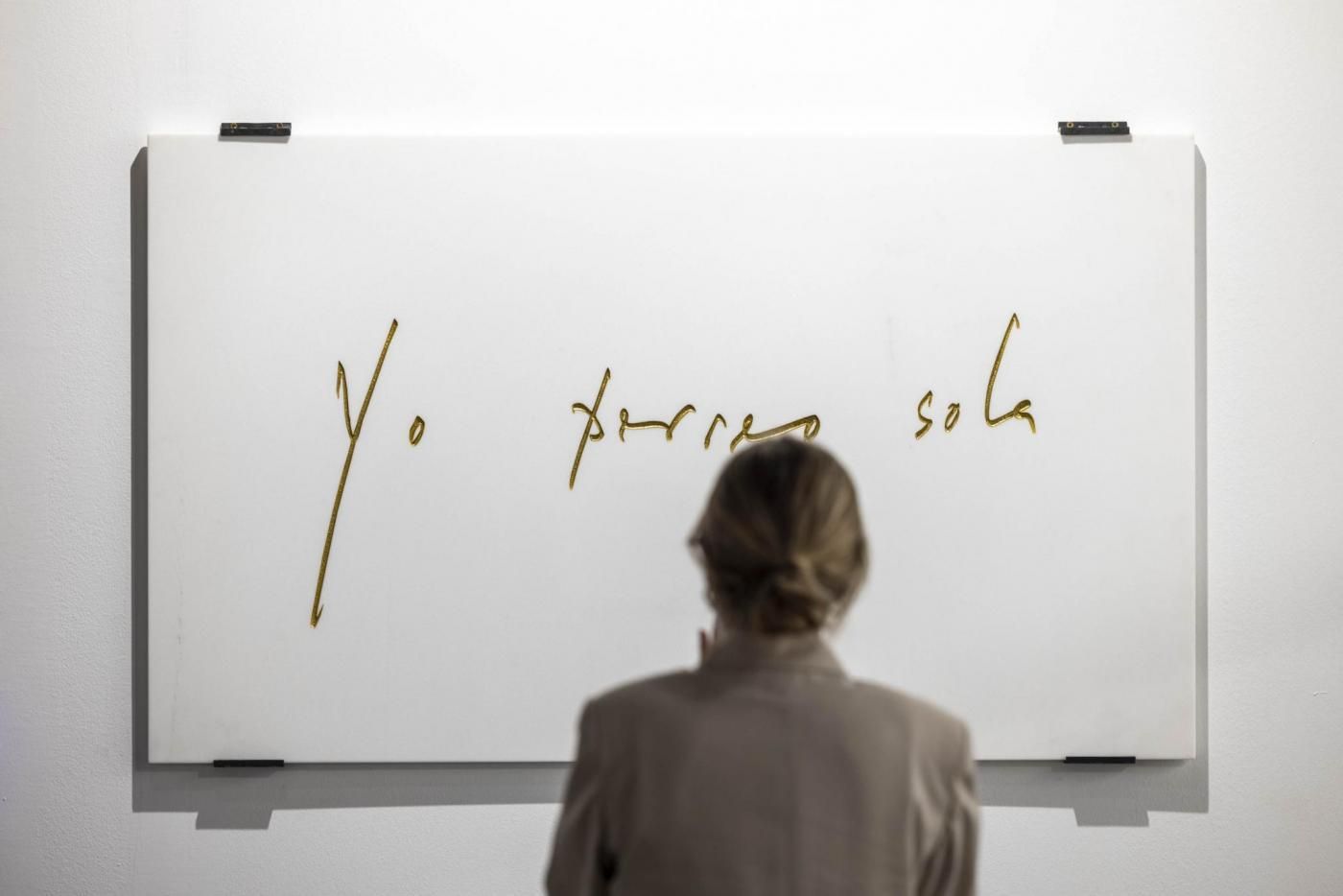 Una visitante de la feria Arco de Madrid contempla 'Yo perreo sola', del artista cubano Dagoberto Rodríguez. ARCO