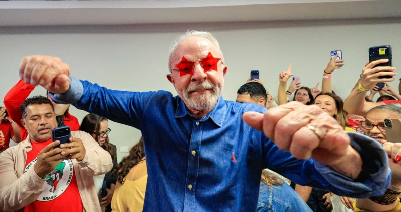 Lula celebra su reelección junto a sus seguidores en São Paulo, la noche del 25 de octubre. RICARDO STUCKERT / LULA OFICIAL Lula celebra su reelección junto a sus seguidores en São Paulo, la noche del 25 de octubre. RICARDO STUCKERT / LULA OFICIAL