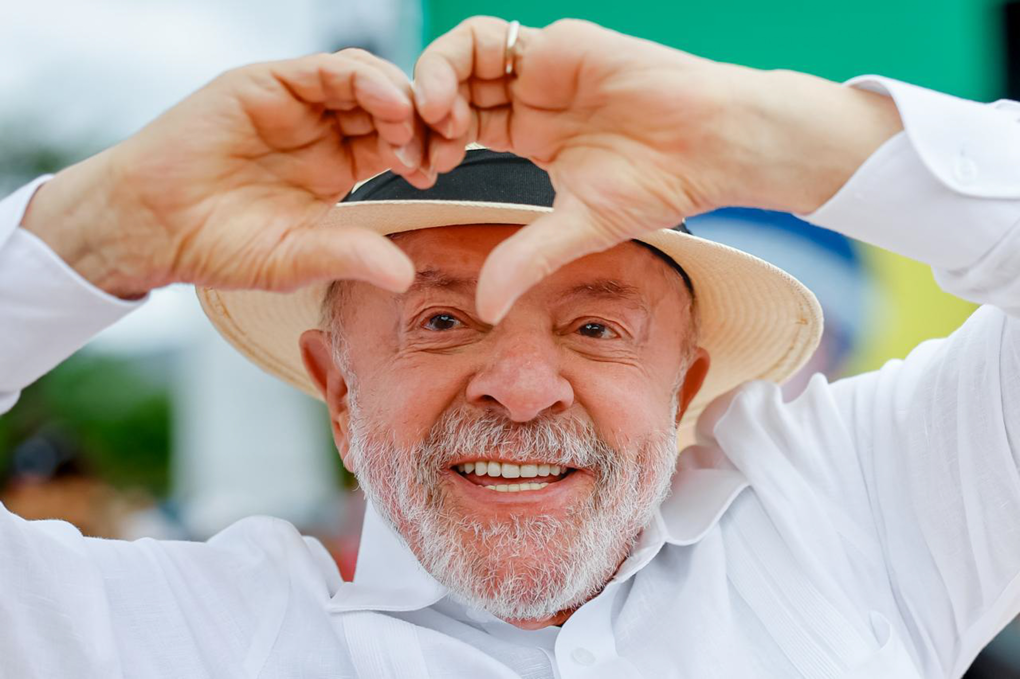 Lula saluda a sus seguidores durante un acto de campaña en Río de Janeiro. RICARDO STUCKERT