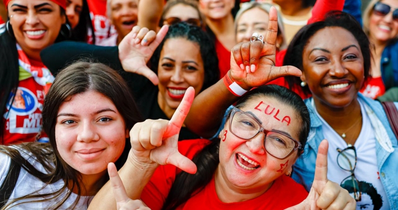Seguidores de Lula durante un acto de campaña en el estado de São Paulo. RICARDO STUCKERT Seguidores de Lula durante un acto de campaña en el estado de São Paulo. RICARDO STUCKERT