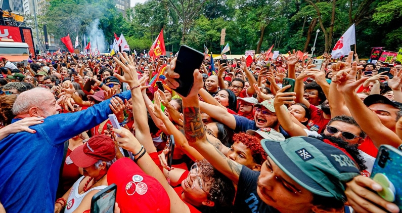 Lula se acerca a sus seguidores durante un acto de campaña en São Paulo, el 11 de octubre. RICARDO STUCKERT Lula se acerca a sus seguidores durante un acto de campaña en São Paulo, el 11 de octubre. RICARDO STUCKERT