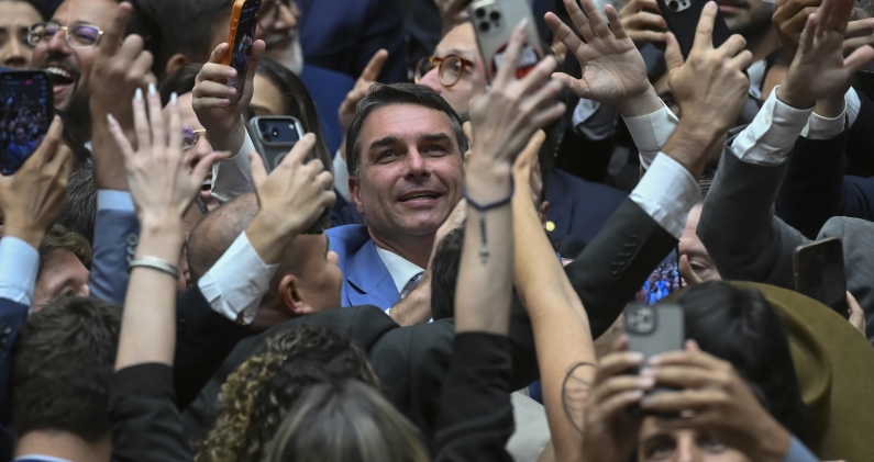 Flávio Bolsonaro celebra una votación en el Congreso brasileño. TON MOLINAAGÊNCIA SENADO Flávio Bolsonaro celebra una votación en el Congreso brasileño. TON MOLINAAGÊNCIA SENADO