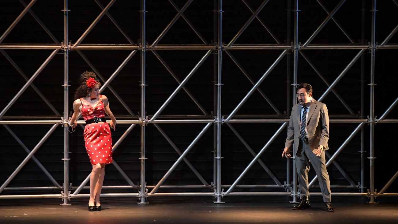 Stéphanie d'Oustrac y Toshiaki Murakami, en una escena de 'Carmen', de Àlex Ollé, en el New National Theatre de Tokio. NNTT