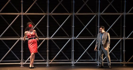 Stéphanie d'Oustrac y Toshiaki Murakami, en una escena de 'Carmen', de Àlex Ollé, en el New National Theatre de Tokio. NNTT