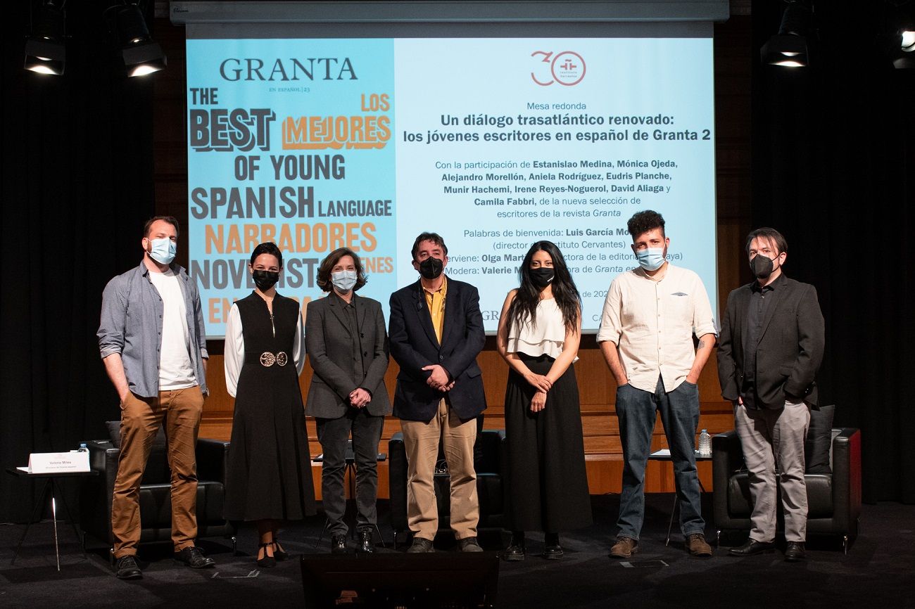 Alejandro Morellón, Irene Reyes-Noguerol, Valerie Miles, Luis García Montero, Mónica Ojeda, Munir Hachemi y David Aliaga, presentando la lista de 'Granta' de 2021 en la sede del Instituto Cervantes de Madrid. INSTITUTO CERVANTES/ FERNANDO GUTIÉRREZ