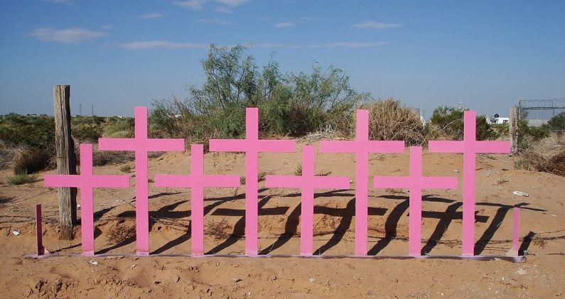Cruces en Lomas del Poleo, Ciudad Juárez, donde en 1996 fueron encontrados ocho cuerpos de mujeres. IOSE