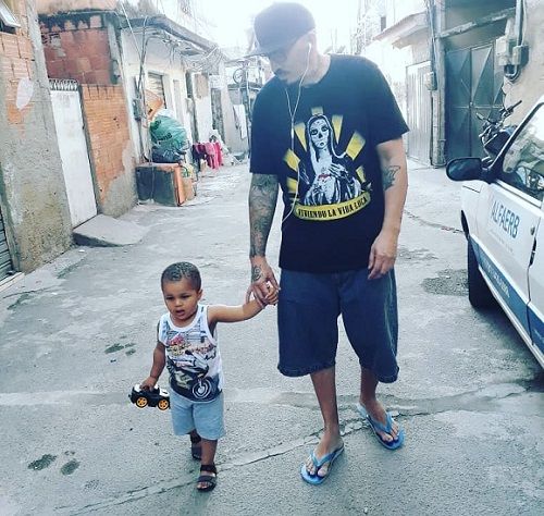 El rapero Macarrão, con uno de sus hijos, en Río. MACARRAO