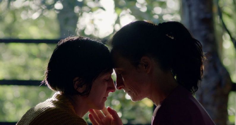 Julieta Figueroa y Amparo Noguera, en una escena del película 'Vendrá la muerte y tendrá tus ojos', de José Luis Torres Leiva. PUENTES DE CINE