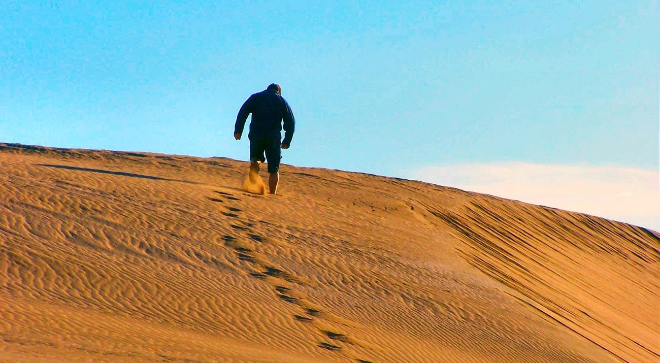 Un hombre pasea por la playa de Villa Gesell, Argentina. ANDY ABAR ALAIN CON LICENCIA CC BY-SA 3.0