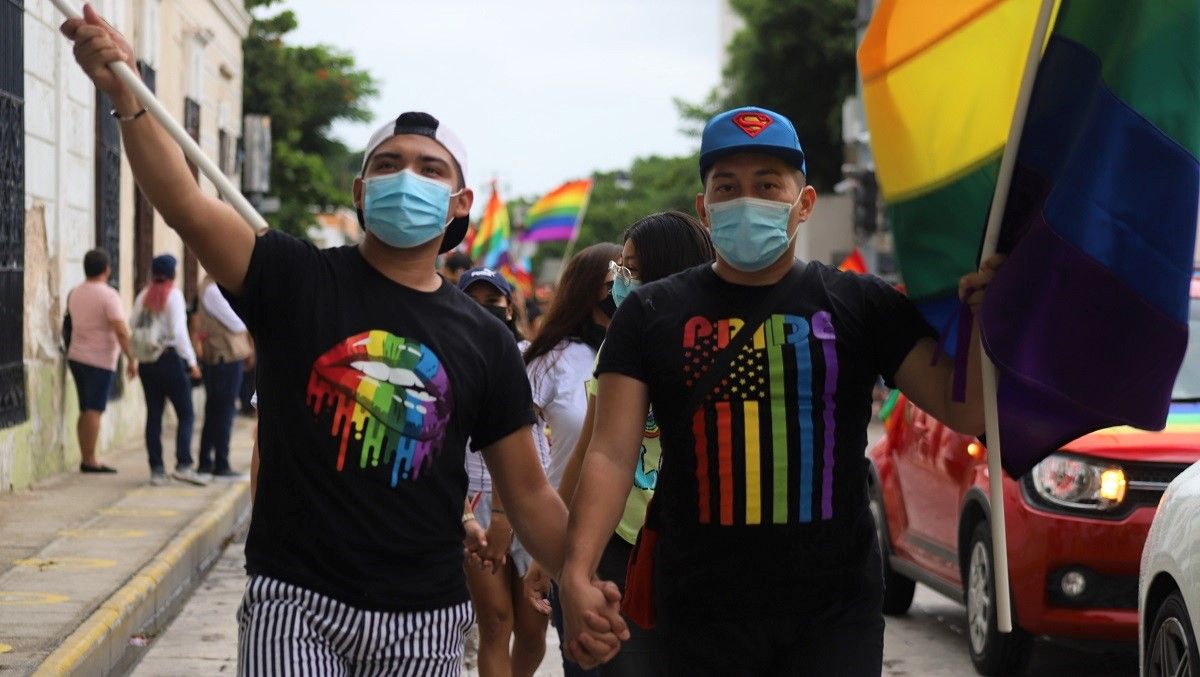 Una pareja de manifestantes en la Marcha LGBT+ 2021 en Mérida, México, el pasado 26 de junio. LILIA BALAM