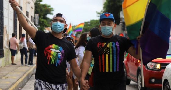 Una pareja de manifestantes en la Marcha LGBT+ 2021 en Mérida, México, el pasado 26 de junio. LILIA BALAM