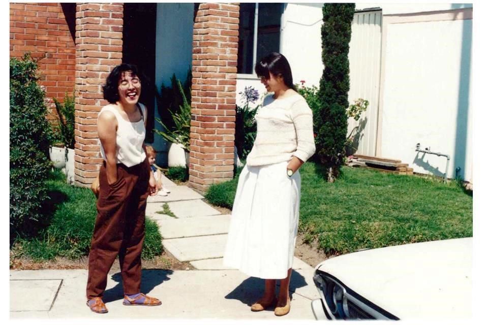 La escritora Cristina Rivera Garza y su hermana Liliana. RANDOM HOUSE