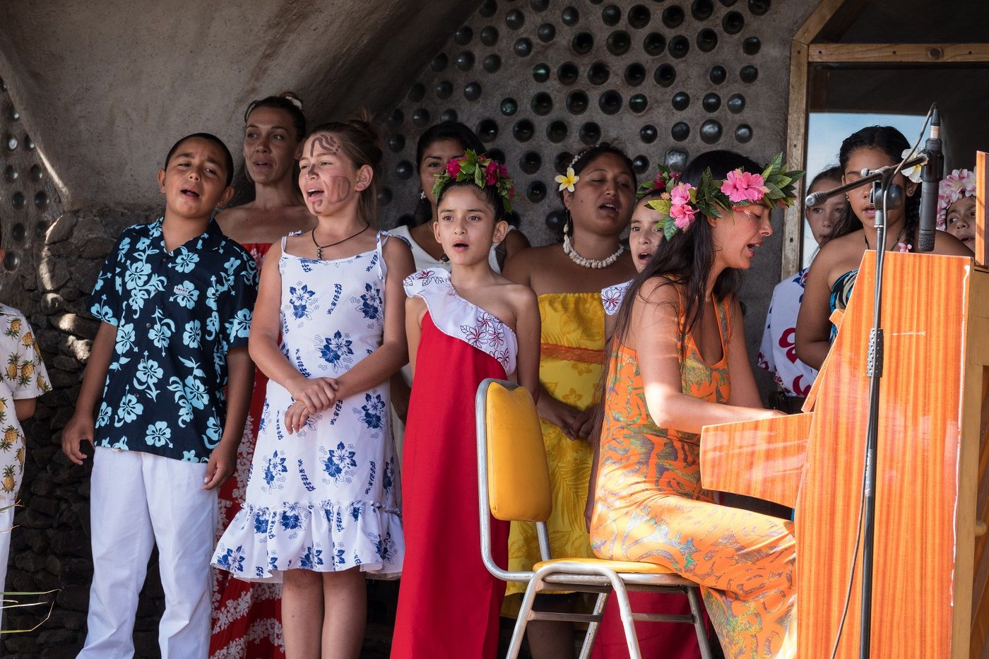 Mahani Teave, actuando con alumnos de la Escuela de Música y de las Artes Toki Rapa Nui. DWORKIN COMPANY Mahani Teave, actuando con alumnos de la Escuela de Música y de las Artes Toki Rapa Nui. DWORKIN COMPANY