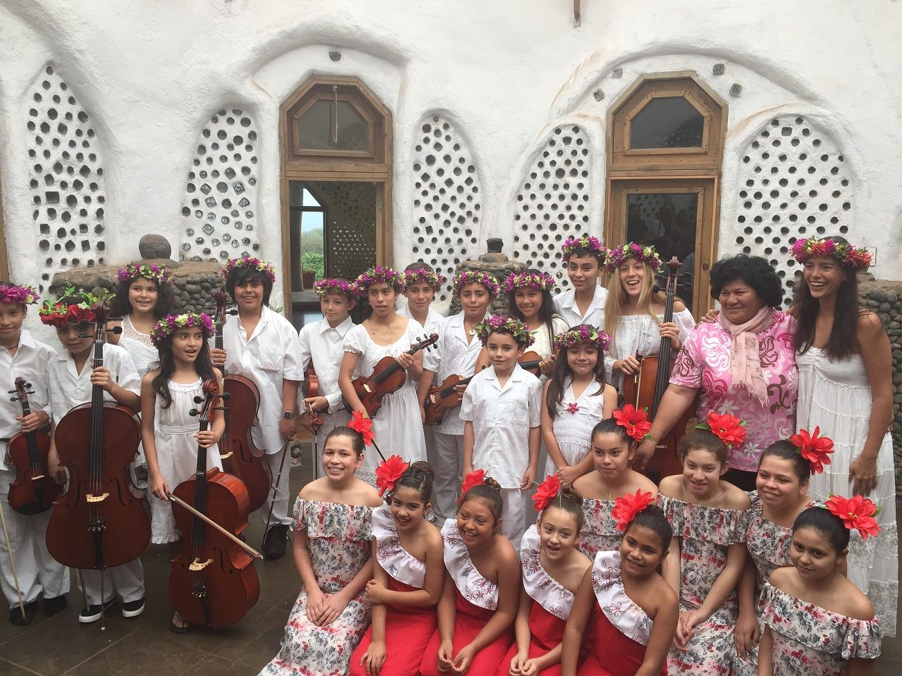 Alumnos de la Escuela de Música y de las Artes Toki Rapa Nui, con Mahani Teave. DWORKIN COMPANY