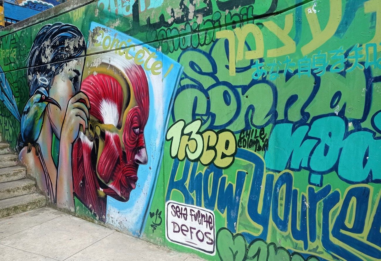 Uno de los grafitis que decoran los muros de la Comuna 13, en la ciudad colombiana de Medellín. JOHANNA OSORIO