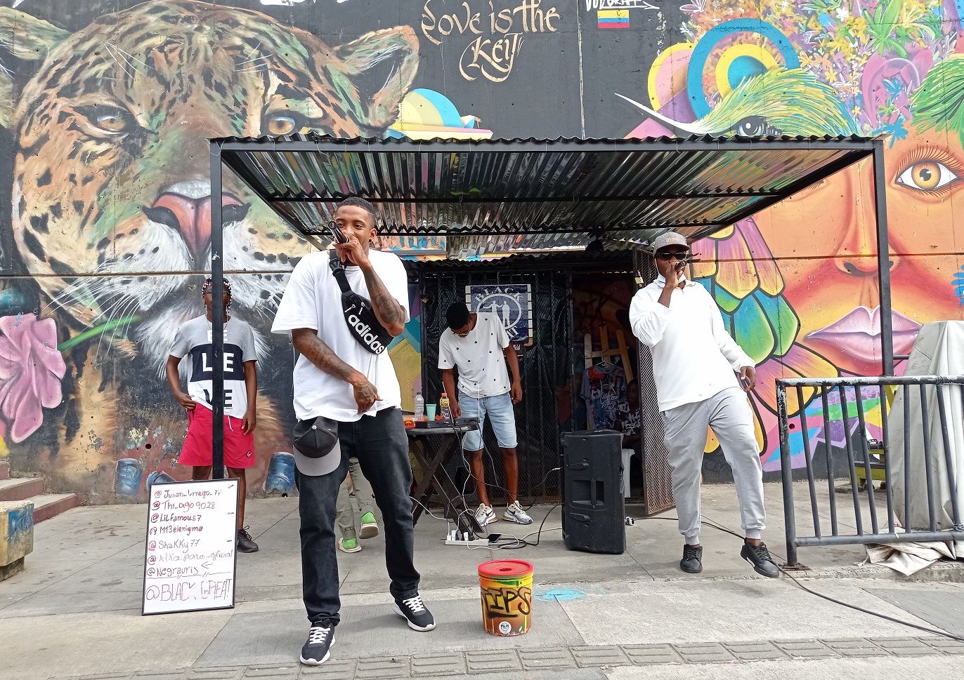 Un grupo de raperos actuando en la Comuna 13, en Medellín, durante el Graffitour. JOHANNA OSORIO