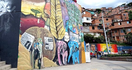 Mural de grafitis en la Comuna 13, en la ciudad de Medellín JOHANNA OSORIO