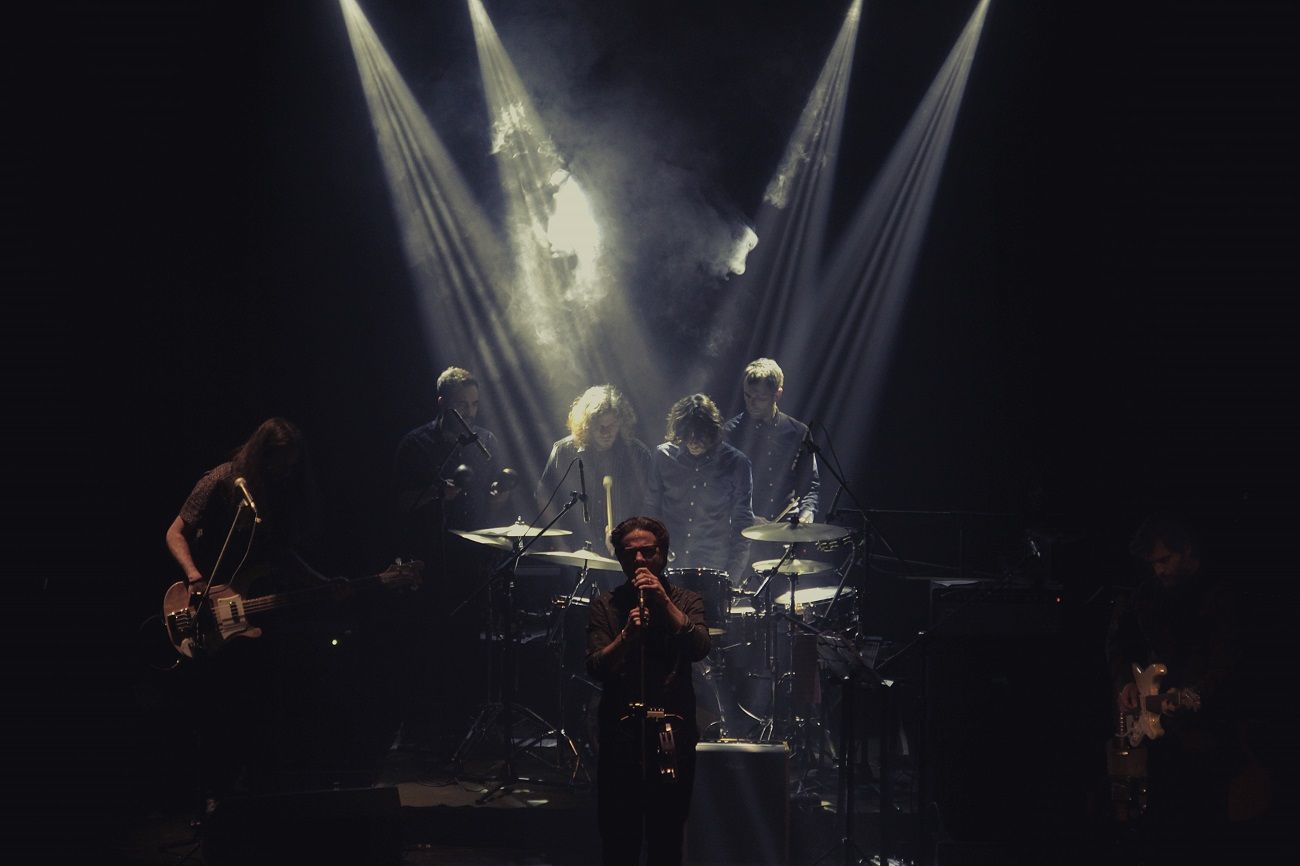 El grupo de rock uruguayo Buenos Muchachos, con Pedro Dalton a la voz, en concierto. MARTÍN BATALLÉS