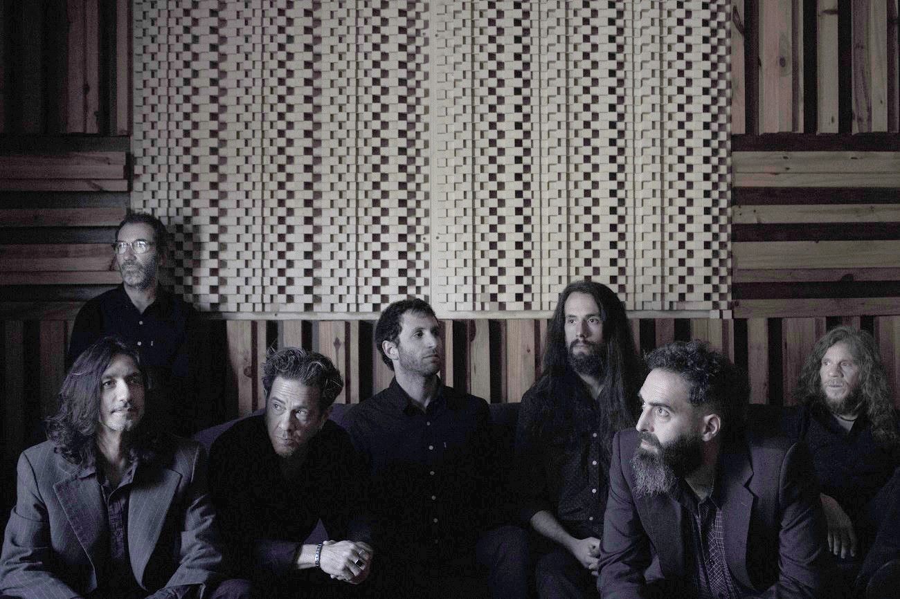 La formación actual de Buenos Muchachos: José Nozar, Gustavo Antuña (de pie), Pedro Dalton, Ignacio Gutiérrez, Nacho Echevarría, Francisco Coelho y Marcelo Fernández. MARTÍN BATALLÉS