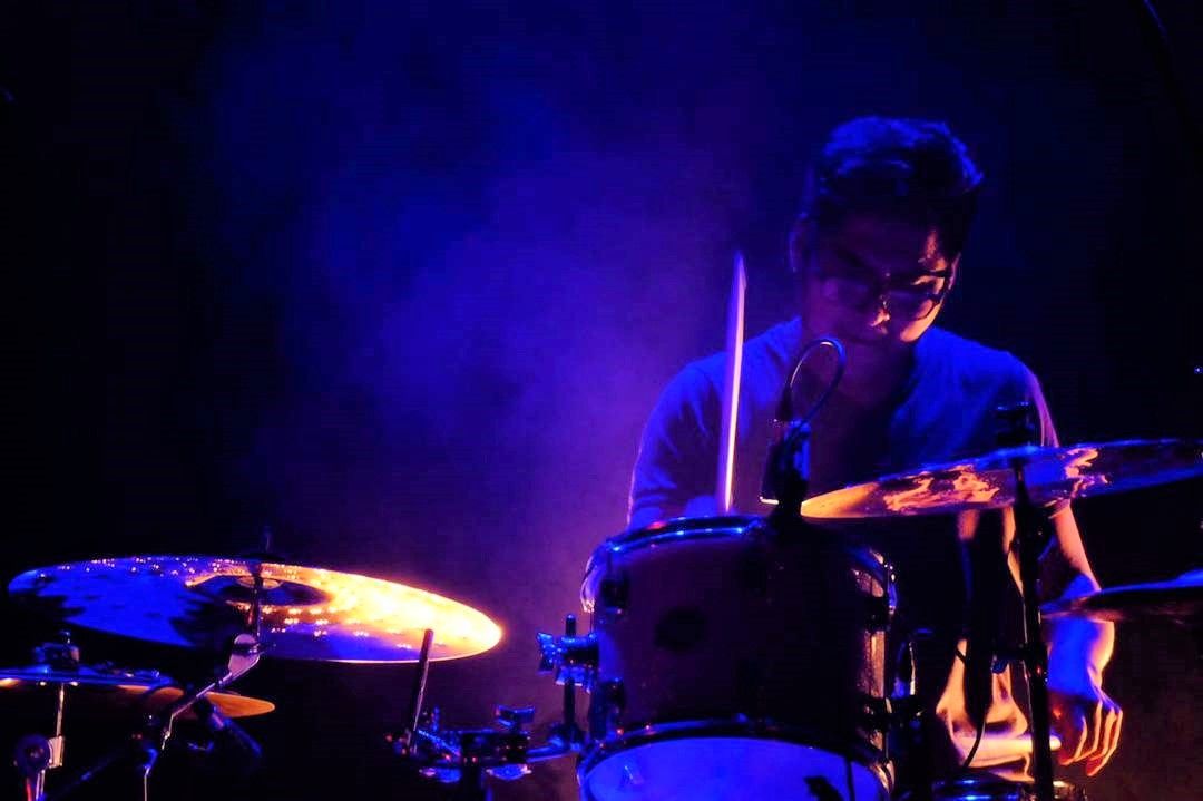 El músico boliviano Eddy Chuquimia, tocando la batería con Efecto Mandarina en Montevideo. INSTAGRAM/EFECTO MANDARINA