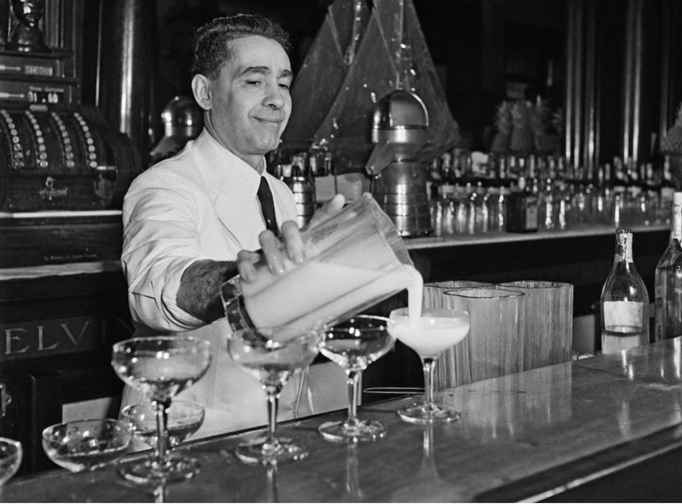 Constante Ribalaigua, el maestro coctelero de El Floridita, el bar favorito de Hemingway en Cuba. ARCHIVO