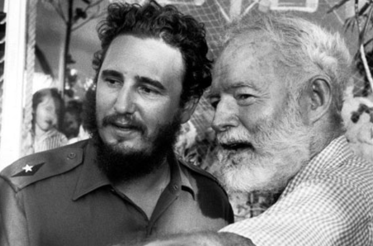 Fidel Castro y Ernest Hemingway, en los años cincuenta, en Cuba. ARCHIVO