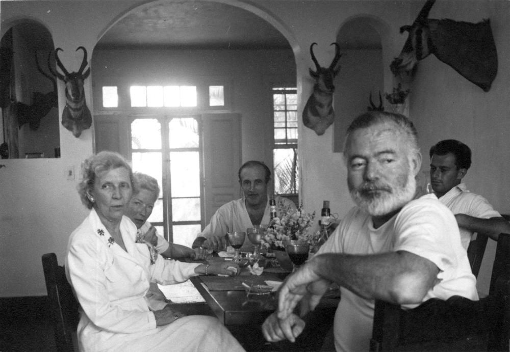 Hemingway, comiendo con varios amigos en El Vigía, su casa de Cuba. ERNEST HEMINGWAY COLLECTION/JFK PRESIDENTIAL LIBRARY AND MUSEUM