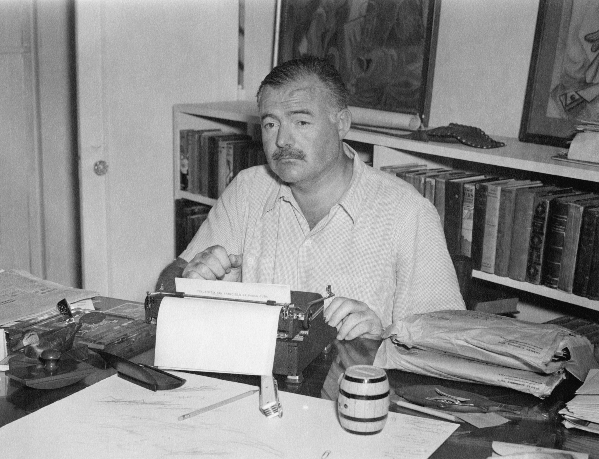 Hemingway, escribiendo en su estudio de El Vigía, en Cuba. ERNEST HEMINGWAY COLLECTION/JFK PRESIDENTIAL LIBRARY AND MUSEUM