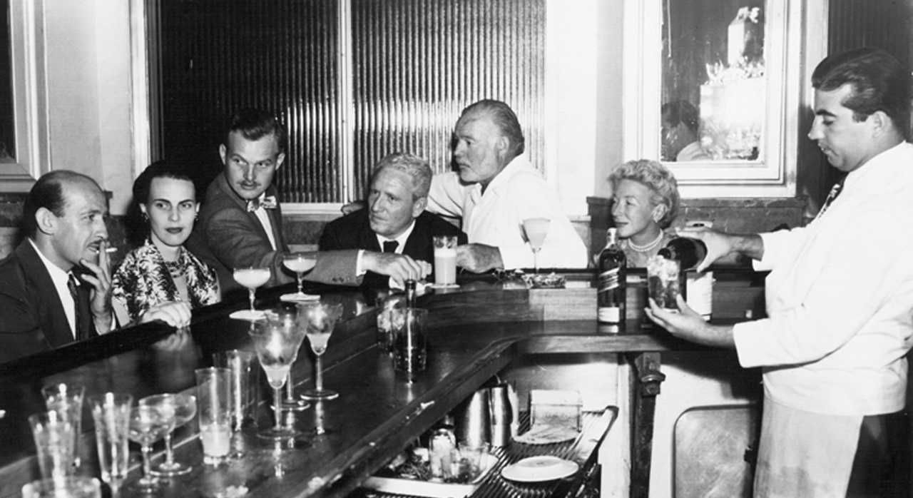 Ernest Hemingway (en el centro), con Roberto Herrera, Byra Whittlesey, su hijo Jack, Spencer Tracy  y su esposa Mary Welsh, en El Floridita de La Habana, hacia 1955. ARCHIVO